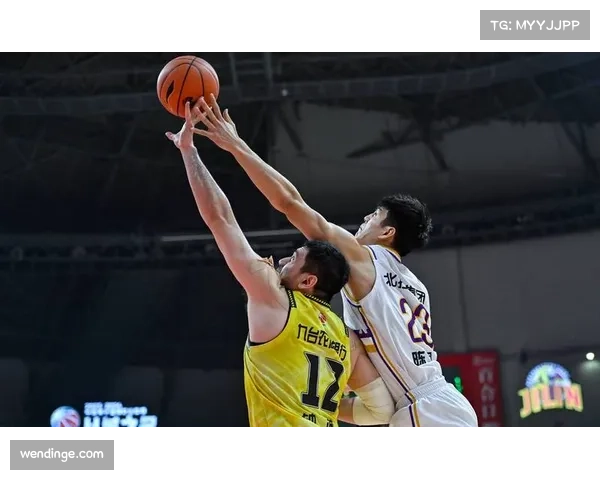 北控采用2-3联防压缩三分 针对深圳外线投射 北控采用2-3联防压缩三分 针对深圳外线投射